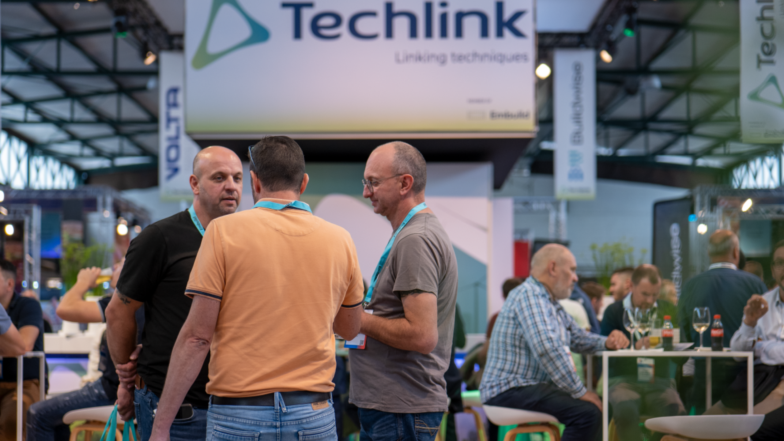 Bezoekers aan de stand van Embuild en Techlink