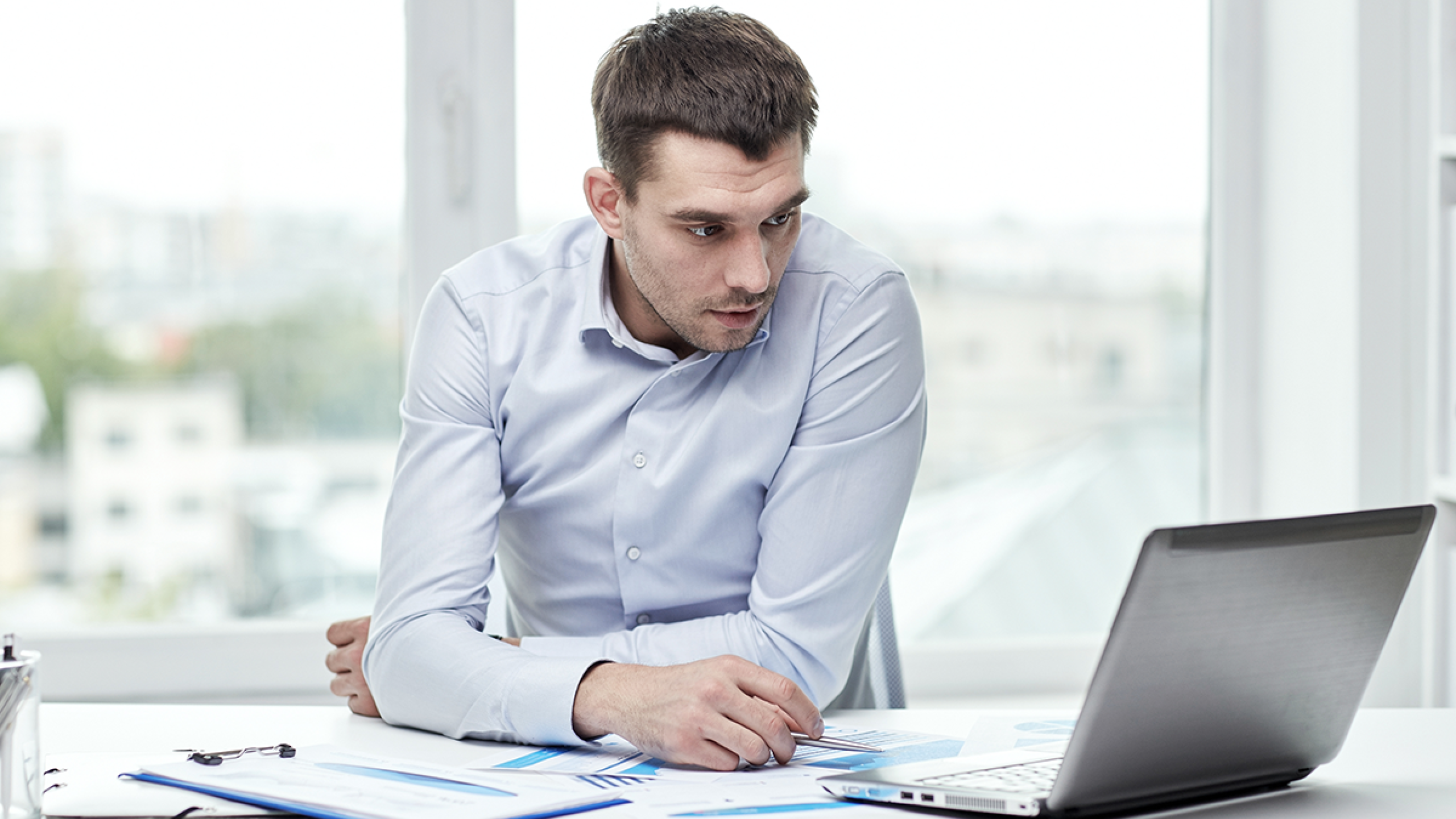 Man kijkt naar laptop