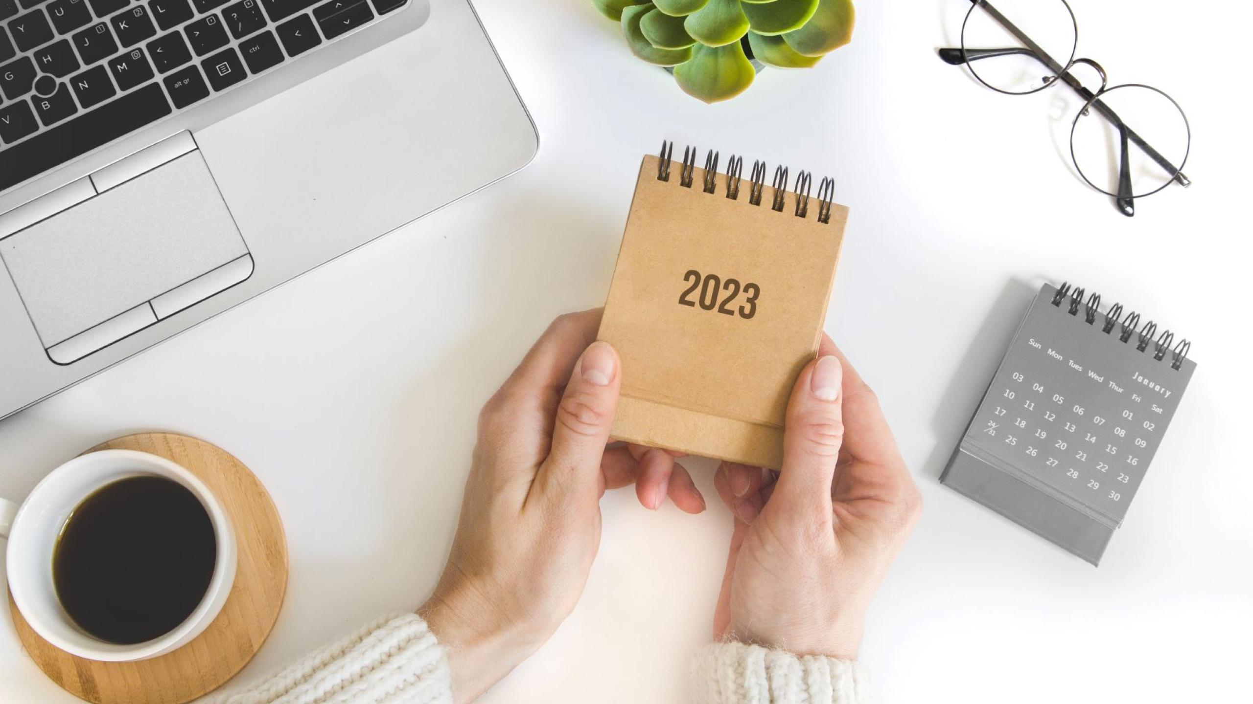 Handen met kalender 2023