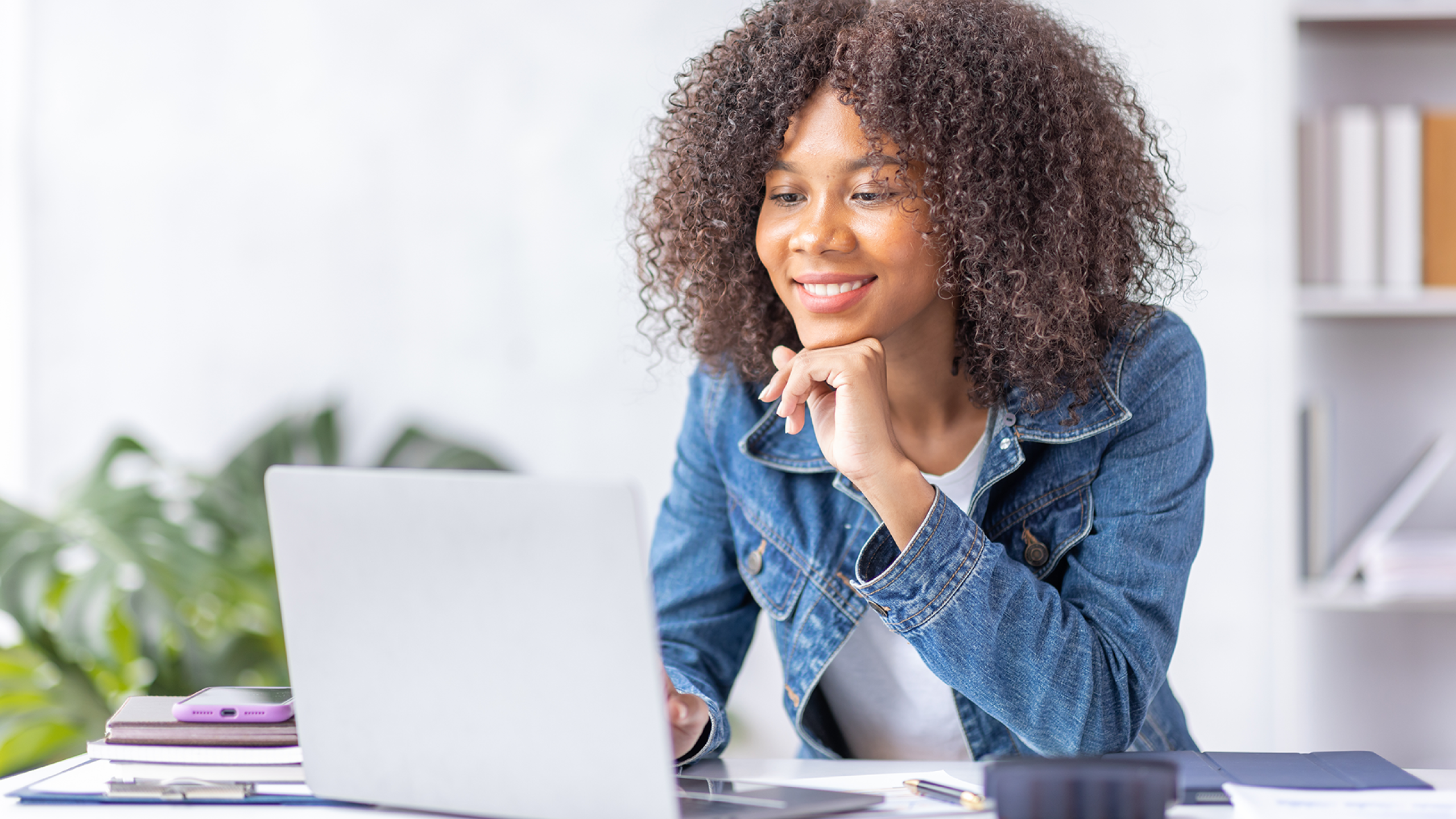 Jonge vrouw aan laptop