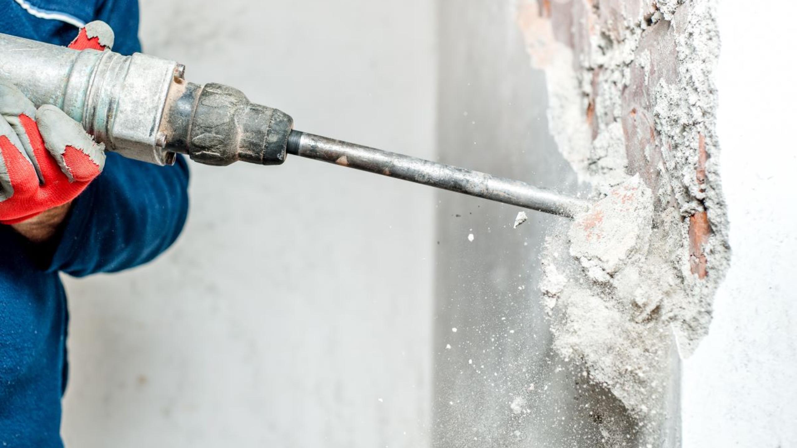 Close-up drilboor tegen muur.