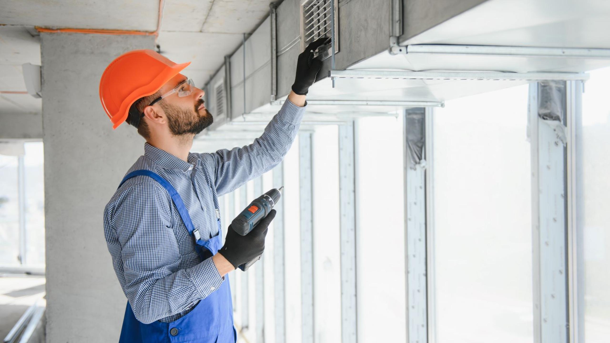 Technicus werkt aan ventilatiesysteem.