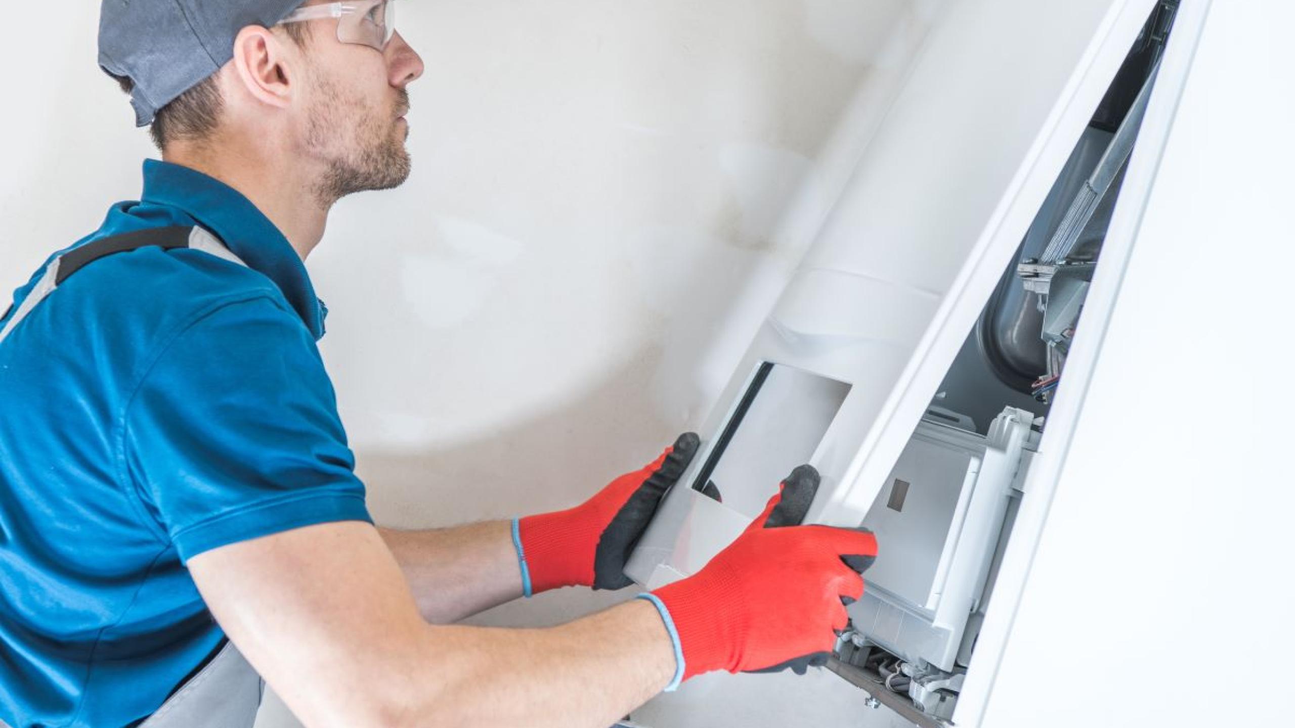 Installateur werkt aan verwarmingsketel.