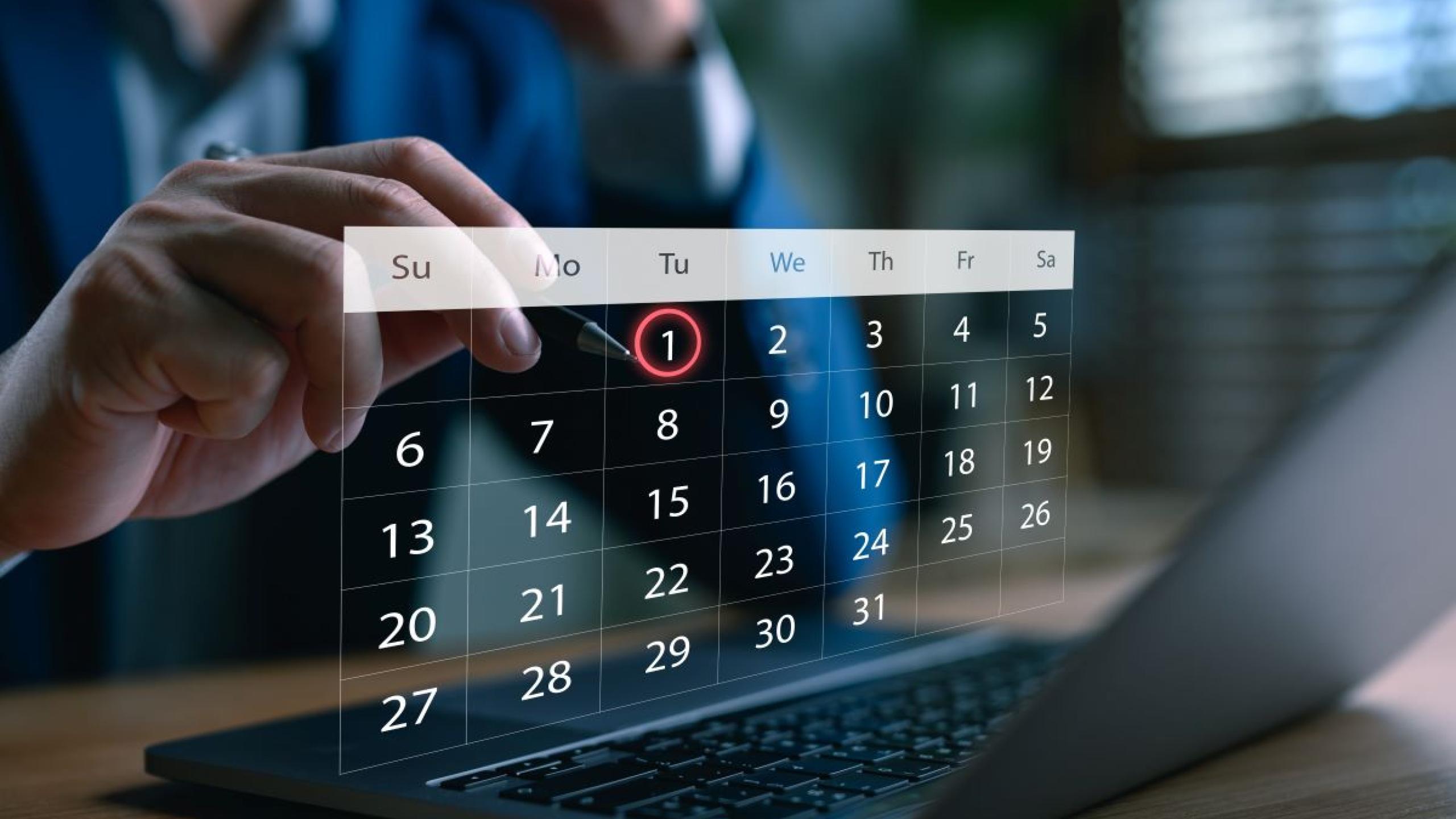 Overlay van kalender op laptop.